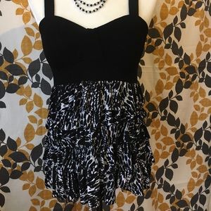 Black and white flattering blouse 👚